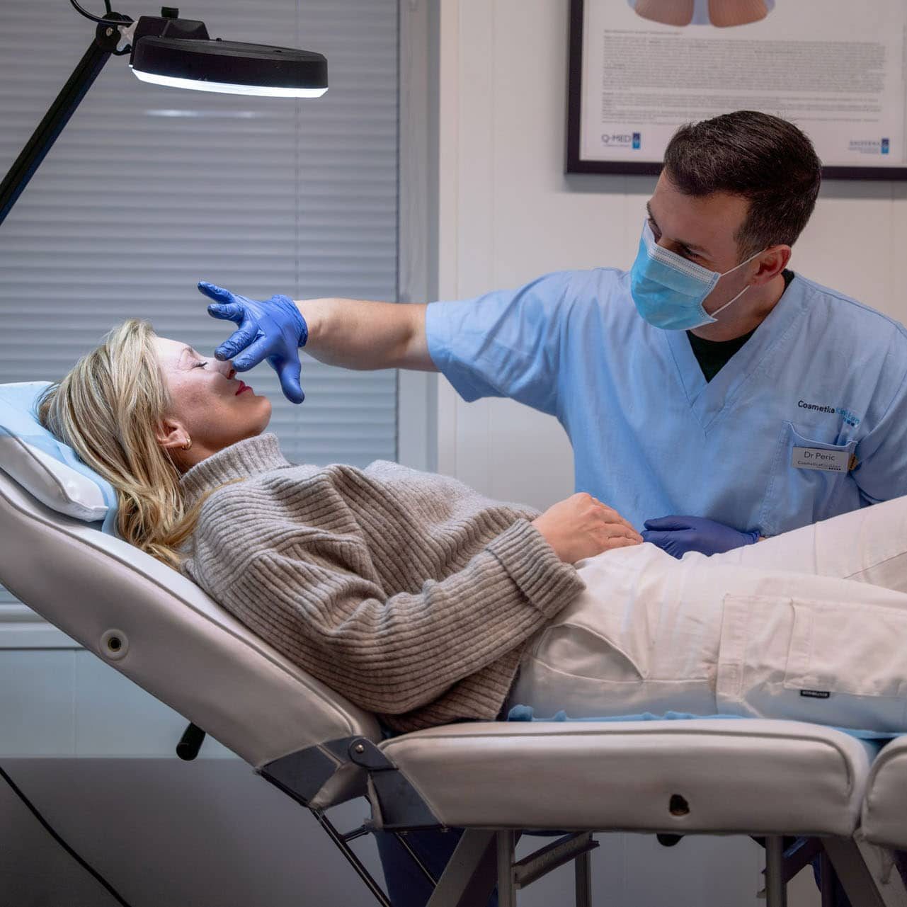 Behandling under klinikklampe ved Cosmetica Klinikken
