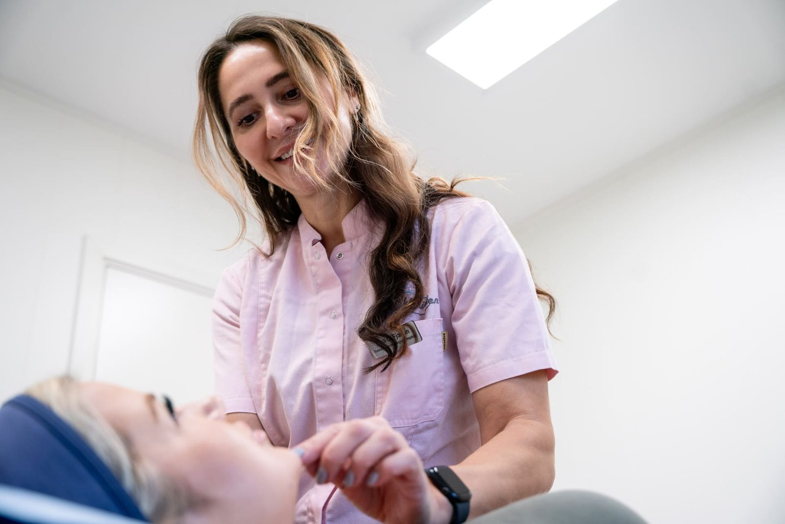 Sykepleier behandler pasient ved Cosmetica Klinikken