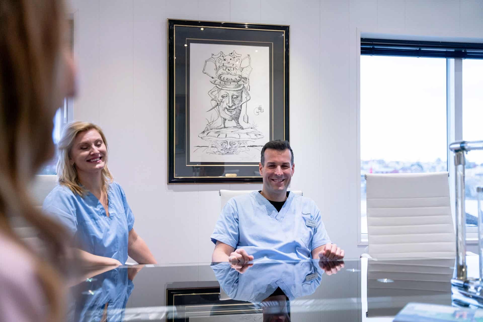 Legen og sykepleieren ved Cosmetica Klinikken i en lys konsultasjonssamtale ved klinikken i Fredrikstad